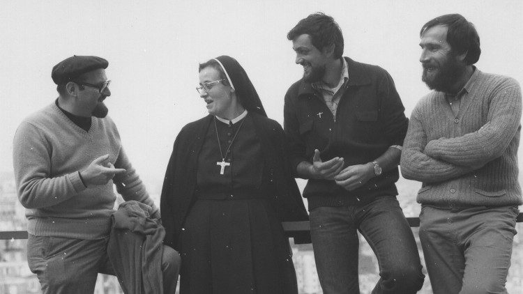 Padre Ezechiele Ramin (secondo da destra), con padre Nando Caprini (a destra) che aiutò nell'animazione missionaria dei giovani a Napoli nel 1980, appena ordinato sacerdote