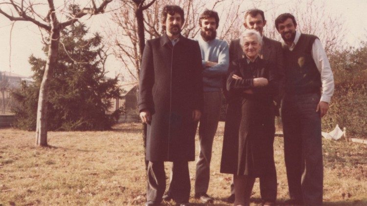 Padre Ezechiele (a destra) con una parte della sua famiglia: la madre Ammirabile e, da sinistra, i fratelli Filippo, Fabiano e Paolo