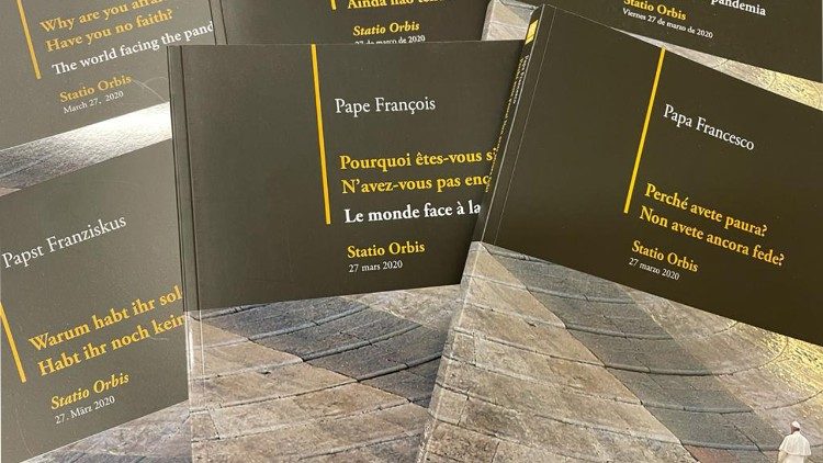Alcune copie del libro sulla Statio Orbis (Lev) donato dal Papa al presidente Mattarella