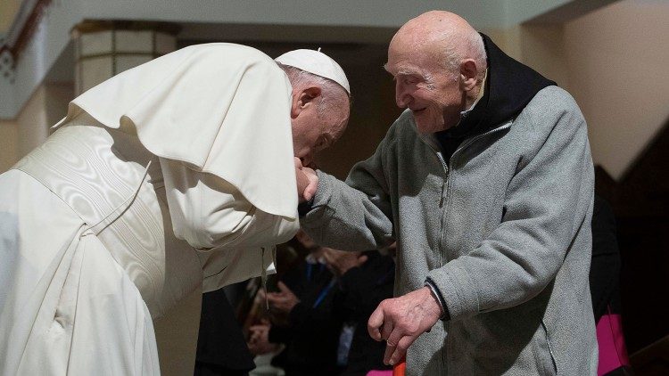 El Papa Francisco con el padre Jean Pierre Schumacher, último sobreviviente de Tibhirine, el 31 de marzo 2019, en Marruecos