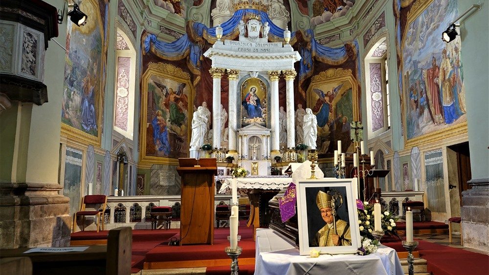 Pogrebna sveta maša za pokojnega koprskega škofa Metoda Piriha v Marijini cerkvi v Logu pri Vipavi.