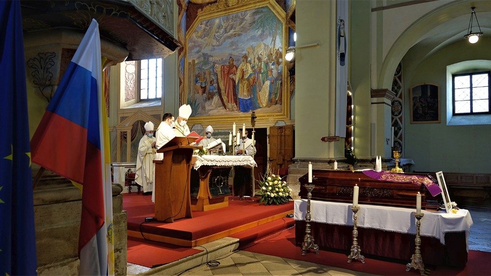 Pogrebna sveta maša za pokojnega koprskega škofa Metoda Piriha v Marijini cerkvi v Logu pri Vipavi.