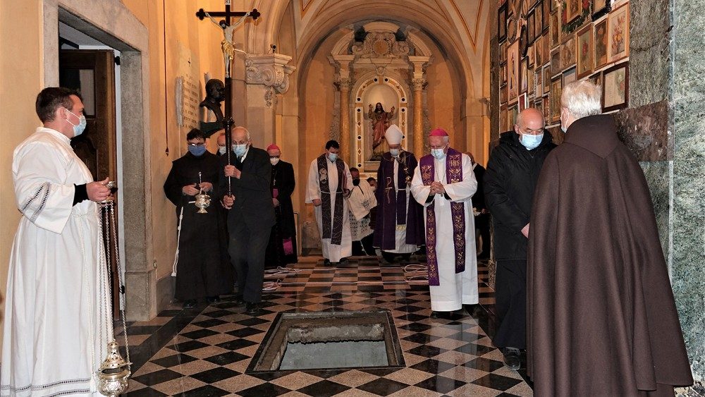 Pogreb pokojnega koprskega škofa Metoda Piriha na Sveti Gori.