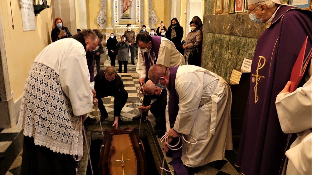 Pogreb pokojnega koprskega škofa Metoda Piriha na Sveti Gori.