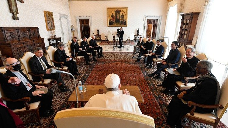 Члены Ватыканскай камісіі па COVID-19 падчас размовы з Папам. Ілюстрацыйнае фота