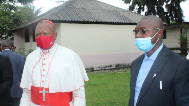 Le Cardinal Fridolin Ambongo et le père Rigobert Kyungu, le provincial des Jésuites d’Afrique Centrale. 