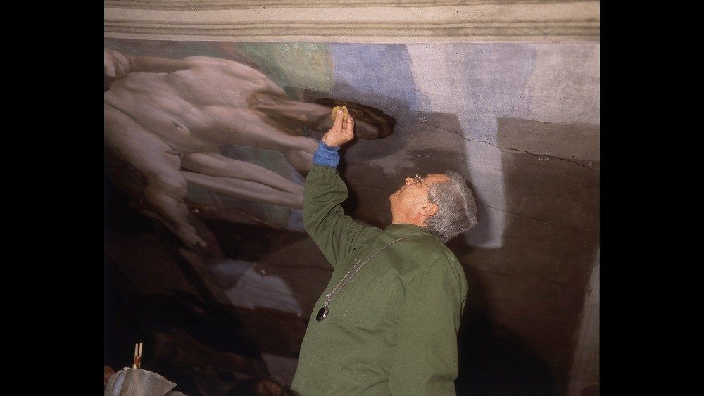Gianluigi Colalucci a contatto con gli affreschi di Michelangelo sulla volta della Sistina