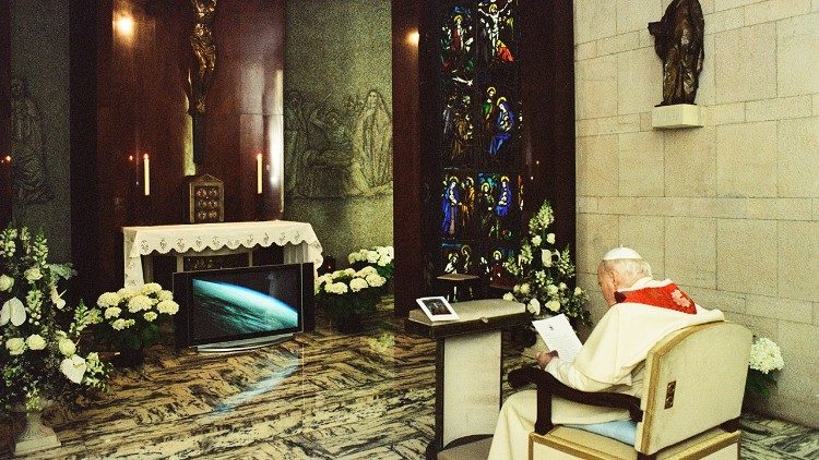 Juan Pablo II sigue el Vía Crucis desde su capilla privada del Palacio Apostólico el 25 de marzo de 2005. 