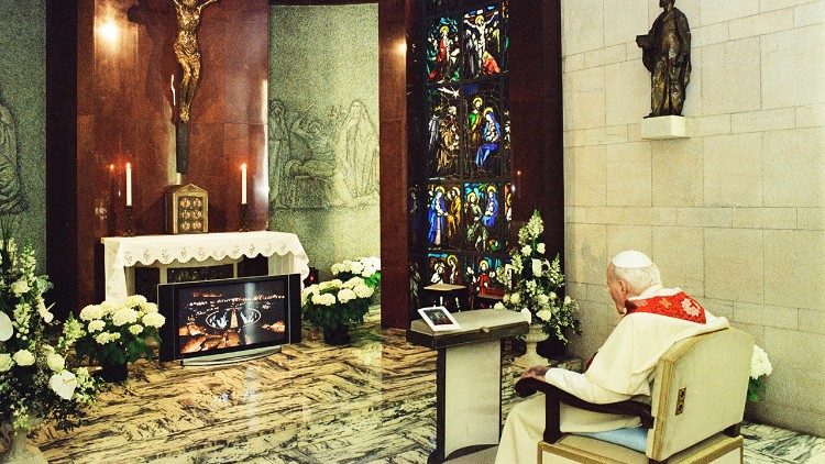 Giovanni Paolo II segue la Via Crucis dalla cappella privata nel Palazzo Apostolico (25 marzo 2005)