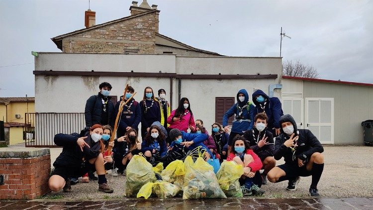 Gli scout del Noviziato e del Clan del gruppo Foligno I nell'attività di pulizia della città dai rifiuti, a gennaio 2021
