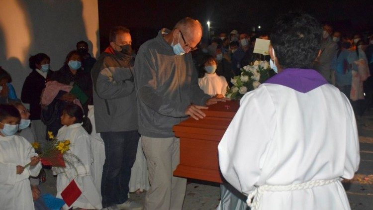 Padre Armando Zappa prega sul feretro di Nadia appena portato a Nuevo Chimbote da Lima