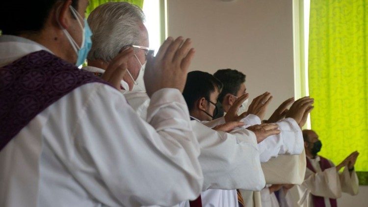 Molti i sacerdoti dell'Operazione Mato Grosso che hanno concelebrato, tra i quali anche don Raffaele Refosco, parroco di Marcarà, diocesi di Huaraz