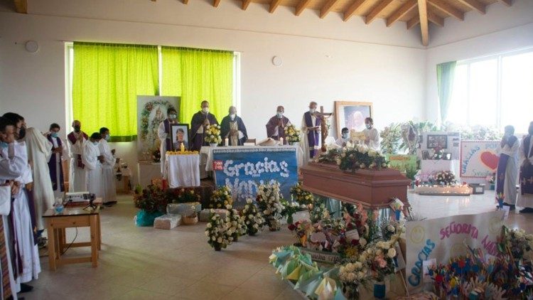 Mercoledì 28 aprile, il funerale di Nadia De Munari in Perù, nella chiesa de la Asunciòn del la Virgen Maria a Nuevo Chimbote, celebrato dal vescovo Angel Francisco Simon Piorno