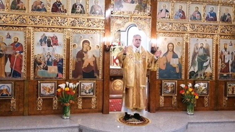 Епископ Пройков по време на пасхалната литургия в храм "Успение Богородично" в София. 2021.05.02 