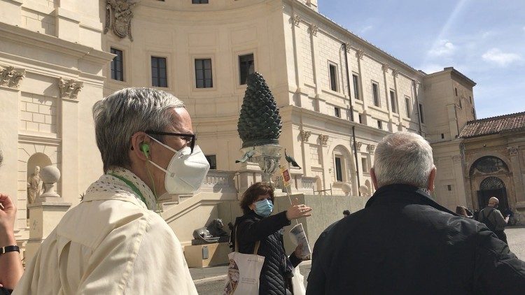 Nei Musei Vaticani sono tornate anche le guide turistiche: qui nel Cortile della Pigna