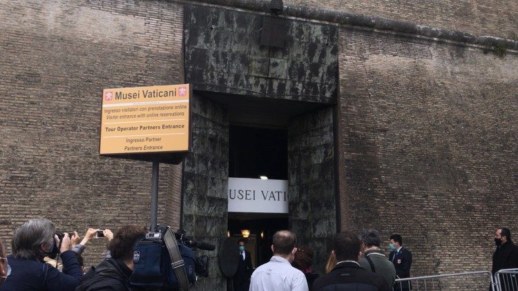 Riapre il grande portone dei Musei Vaticani, chiuso dal 15 marzo 