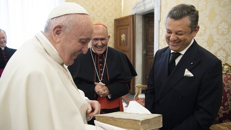 Папа Франциск получава ръкописът на Свети Бернардин Сиенски, дарен за Ватиканската библиотека