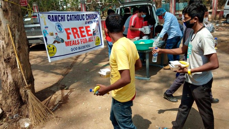 2021.05.04 राँची के काथलिक युवाओं द्वारा रिम्स में मुफ्त भोजन पैकेट का वितरण