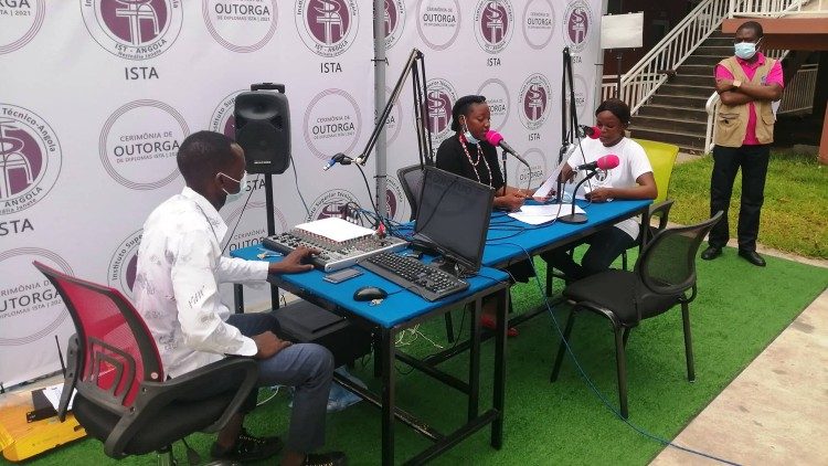 Jovens jornalistas angolanos em missão exterior de Rádio
