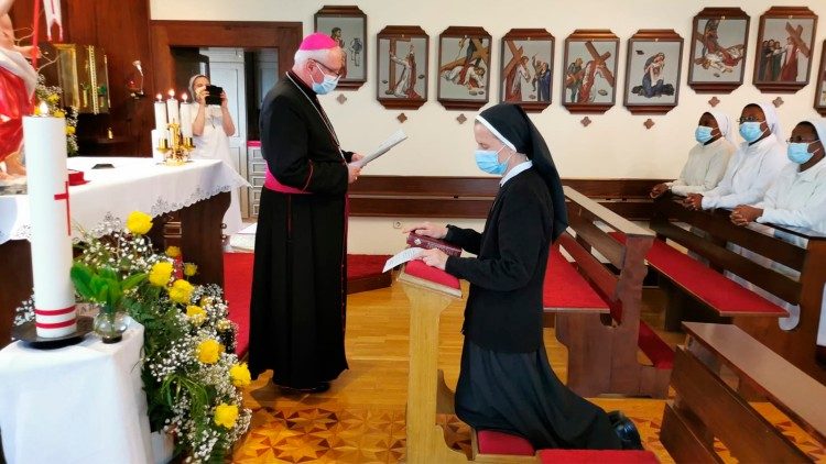 Nova vrhovna predstojnica s. Kristina Rihar pred ljubljanskim nadškofom Stanislavom Zoretom, ki je predsedoval izvolitvi. 