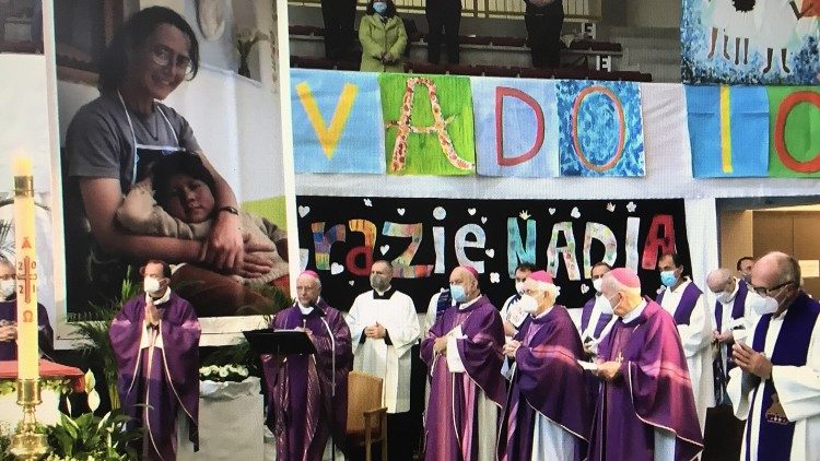 Il vescovo di Vicenza monsignor Beniamino Pizziol, con i vescovi e i sacerdoti concelebranti, nel corso delle esequie di Nadia De Munari nel palasport di Schio
