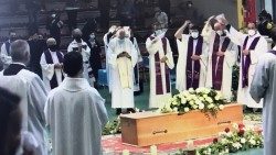 Funerale-Nadia-De-Munari-Schio-missionaria-laica-peru-operazione-mato-grosso-saluto-finale.jpg
