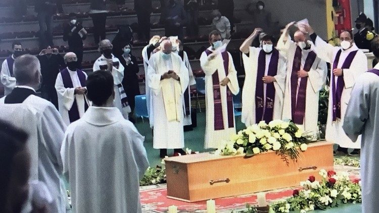 Palasport di Schio: I sacerdoti concelebranti salutano il feretro di Nadia De Munari al termine del funerale