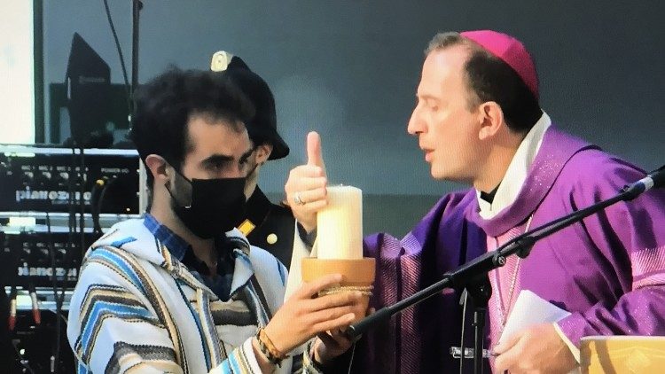 Monsignor Giorgio Barbetta, al termine dell'omelia, spegne una candela, come faceva Nadia alla conclusione della preghiera con i bambini dei suoi asili
