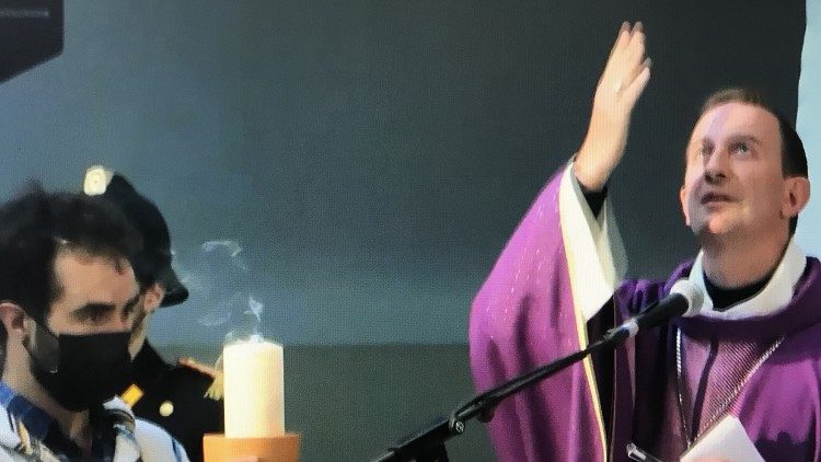 Il bacio al cielo, come faceva Nadia al termine delle sue preghiere coi bambini, di monsignor Giorgio Barbetta, vescovo ausiliare di Huari, al funerale nel palasport di Schio 