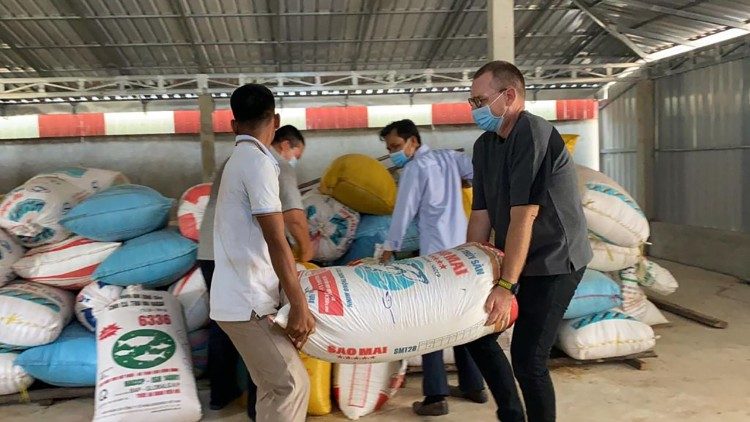 Đức cha Schmitthaeusler dấn thân bác ái