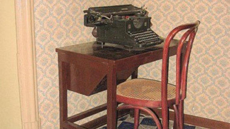 La scrivania che Rosario Livatino usava a casa e la sua macchina da scrivere 