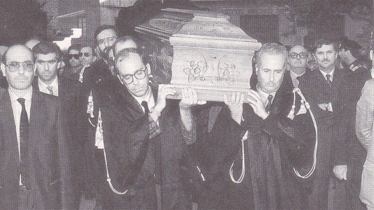 Il feretro di Rosario Livatino portato in spalla dai colleghi del palazzo di giustizia di Agrigento, il giorno del funerale