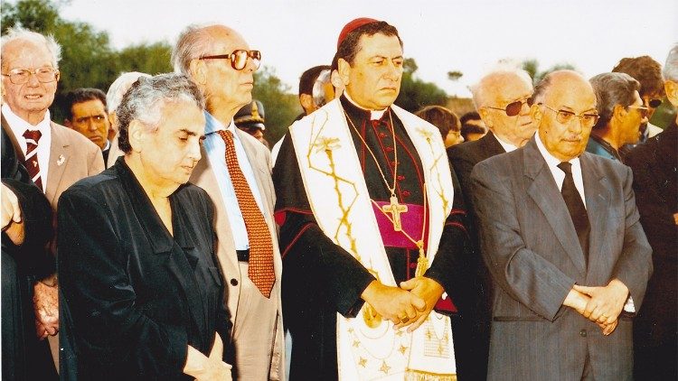 I genitori di Rosario Livatino, Rosalia Corbo e Vincenzo (a destra), e al centro l'arcivescovo di Agrigento Carmelo Ferraro, che ha celebrato il funerale