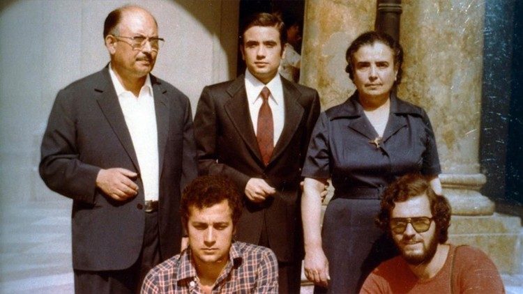 Rosario Livatino (al centro, in piedi), il padre Vincenzo (a sinistra) e la madre Rosalia Corbo. Foto Avvenire