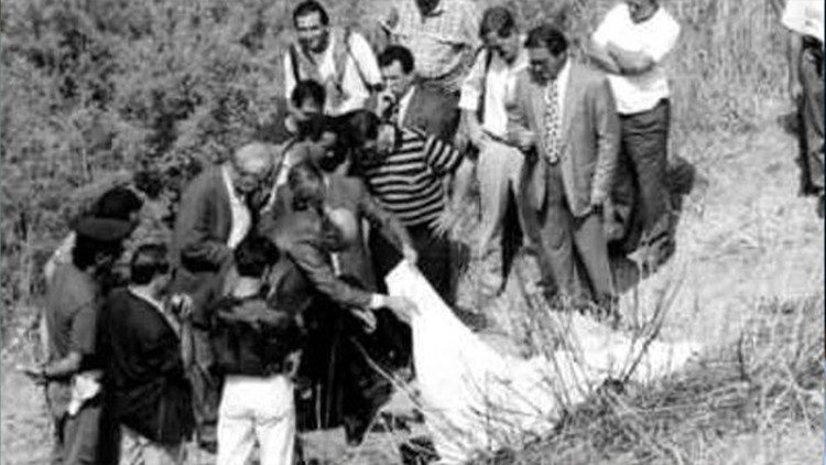 I primi colleghi magistrati accorsi sul luogo dell'omicidio di Rosario Livatino, lungo la statale tra Canicattì ed Agrigento