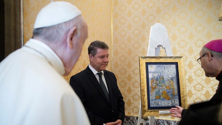 Arzobispo de Toledo entrega un presente al Papa