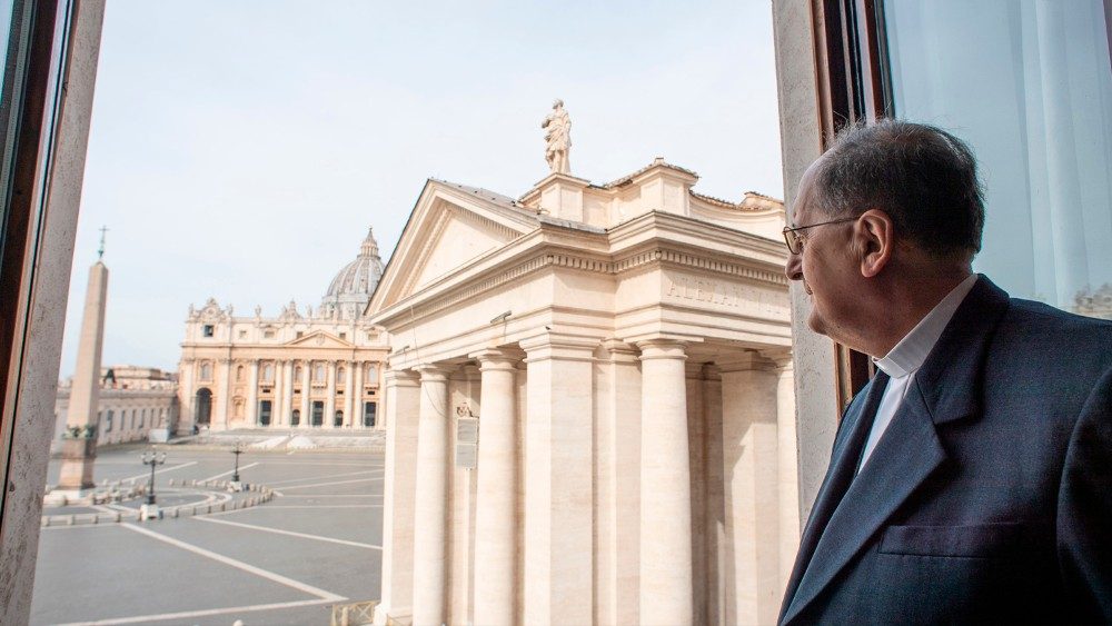 Le cardinal Stella, préfet de la Congrégation pour le Clergé, à la fenêtre de son bureau, devant la Place Saint-Pierre.