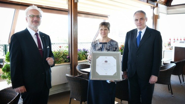 Cildinājuma raksta pasniegšana (Foto: Valsts prezidenta kanceleja, 10.05.21) 