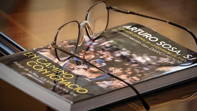 Il libro "In cammino con Ignazio", conversazioni di padre Arturo Sosa con Dario Menor