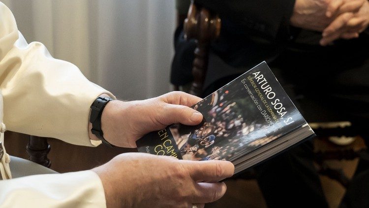 Il libro "In cammino con Ignazio" tra le mani di Papa Francesco