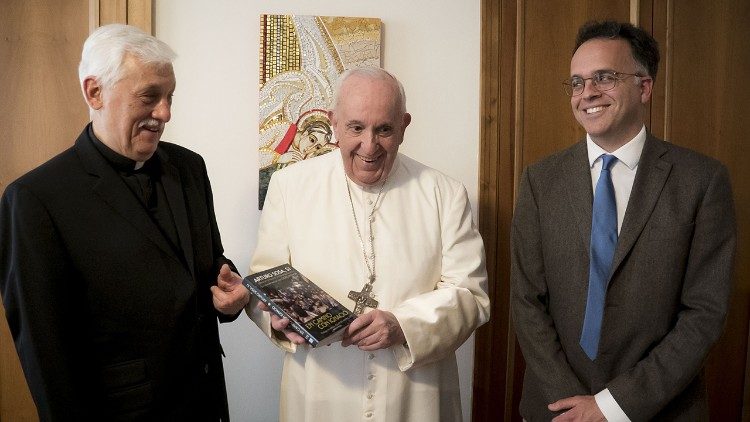 Der Jesuiten-Generalobere Arturo Sosa (links) übergab dem Papst am 3. Mai eine Ausgabe des Buches gemeinsam mit Ko-Autor Menor (rechts)