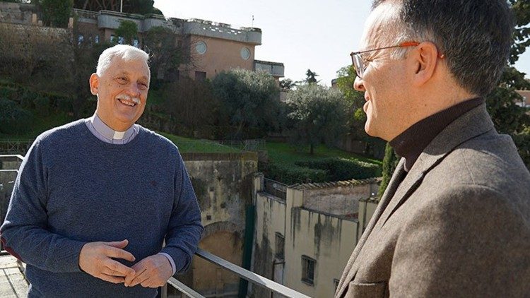 Padre Arturo Sosa (a sinistra) con Dario Menor sul terrazzo della Casa generalizia dei gesuiti a Borgo Santo Spirito a Roma