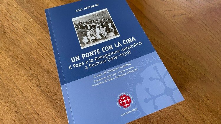 Naslovnica knjige »Most s Kitajsko – Papež in apostolska delegacija v Pekingu (1919-1939)« Adela Afifa Nasra in založbe Marcianum Press.