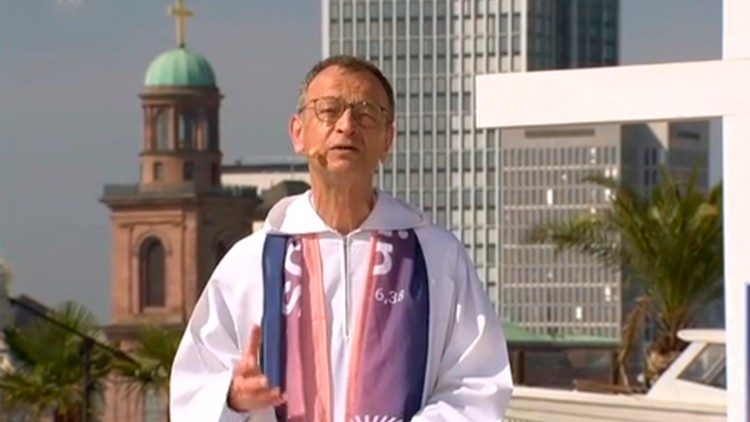 Frère Alois Löser, Prior der Taizé-Gemeinschaft, beim ÖKT-Start in Frankfurt (Screenshot: RV)