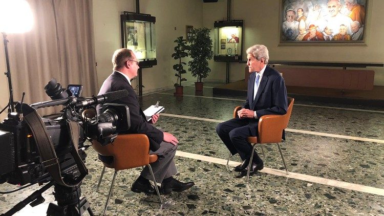 2021.05.15 John Forbes Kerry, enviado especial del presidente de Estados Unidos para el clima, durante una entrevista en la sede de Vatican News.