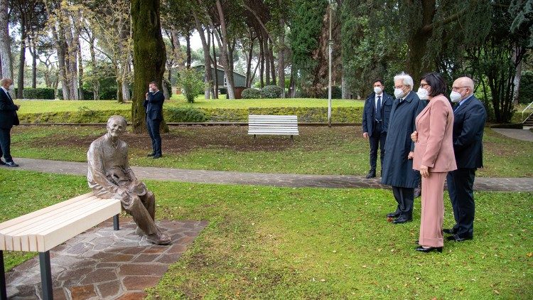 Mattarella in visita al Centro dei focolari, sosta presso la statua di Giordani, 2 maggio 2021 (© CSC Audiovisivi)