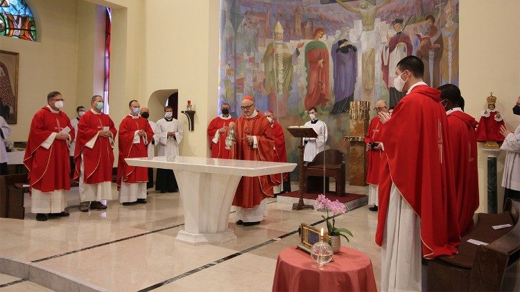 Kardinál Czerny při inauguraci nového oltáře v Nepomucenu (foto Hana Jindrová)