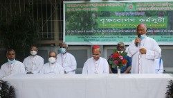 Anno-Laudato-si-Bangladesh-cattolici-piantano-alberi-Chiesa-cardinale-vescovi.jpg