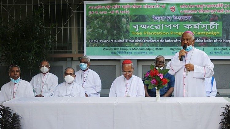 Bangladesh, presentazione dell'iniziativa di piantumazione con il cardinal Rozario