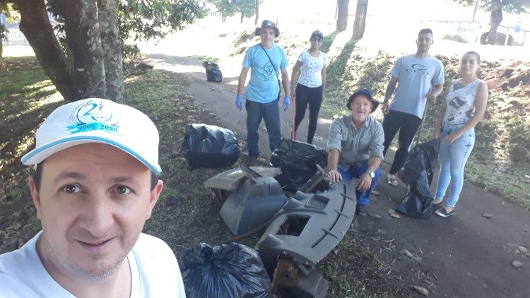 Amauri y los voluntarios de la comunidad de Apucarana